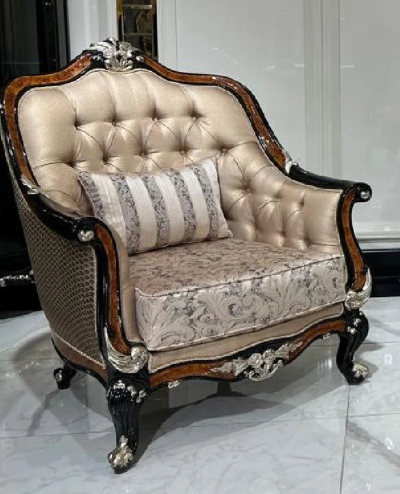 Casa Padrino Luxus Barock Wohnzimmer Sessel Gold / Braun / Schwarz / Silber - Handgefertigter Barockstil Sessel mit dekorativem Kissen - Luxus Wohnzimmer Möbel im Barockstil - Barock Möbel