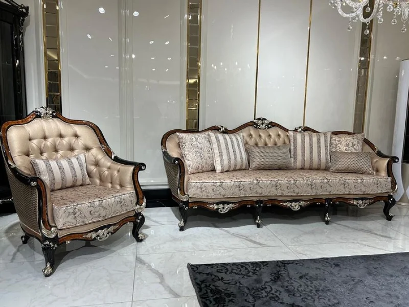 Casa Padrino Luxus Barock Wohnzimmer Sessel Gold / Braun / Schwarz / Silber - Handgefertigter Barockstil Sessel mit dekorativem Kissen - Luxus Wohnzimmer Möbel im Barockstil - Barock Möbel