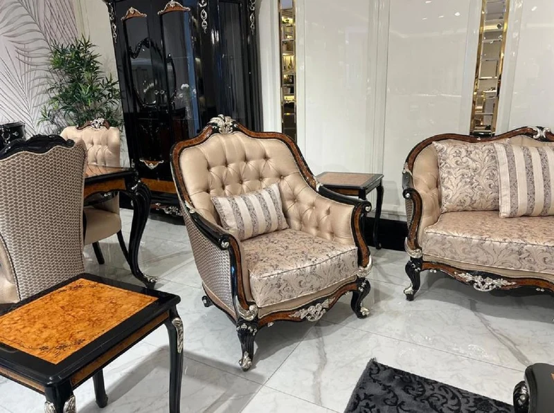 Casa Padrino Luxus Barock Wohnzimmer Sessel Gold / Braun / Schwarz / Silber - Handgefertigter Barockstil Sessel mit dekorativem Kissen - Luxus Wohnzimmer Möbel im Barockstil - Barock Möbel