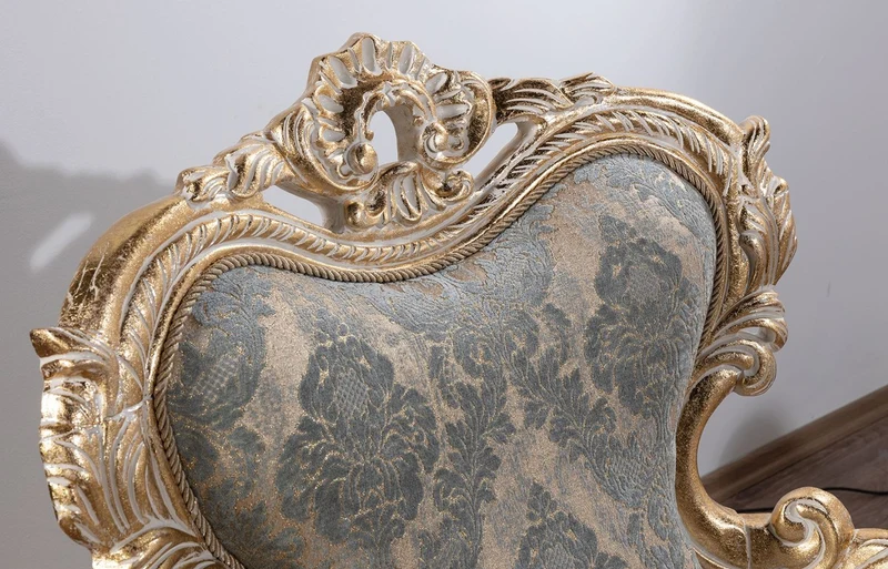 Casa Padrino Luxus Barock Wohnzimmer Set Grün / Antik Gold - 2 Barock Sofas & 2 Barock Sessel & 1 Barock Couchtisch - Luxus Wohnzimmer Möbel im Barockstil - Barock Möbel