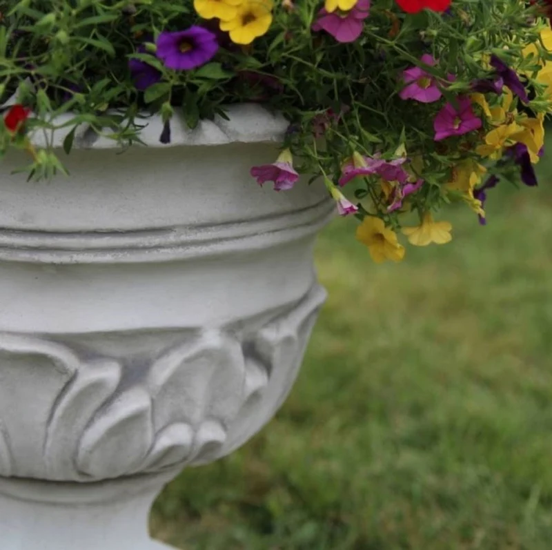 Casa Padrino Barock Garten Deko Blumentopf Weiß H. 44 cm - Runder Pflanzentopf im Barockstil - Barock Garten Deko - Barock Terrassen Deko - Barock Deko Accessoires