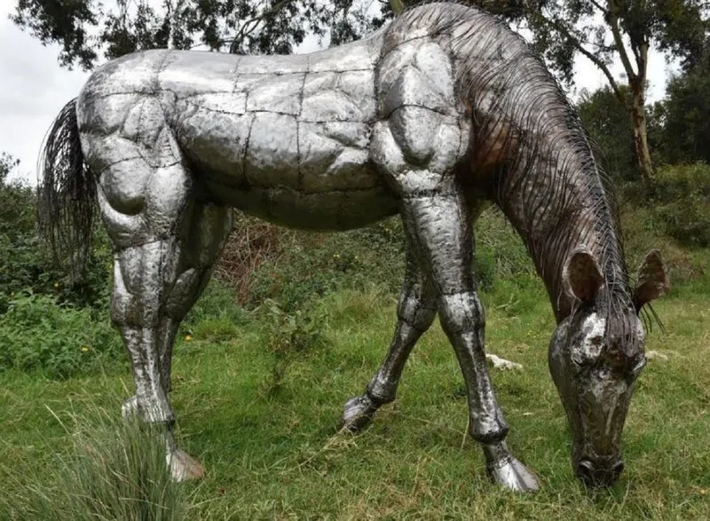 Casa Padrino Luxus XXL Garten Deko Skulptur Pferd Silber / Schwarz 243 x 90 x H. 168 cm - Riesige XXL Garten Deko Metall Figur - Luxus Garten Deko Accessoires