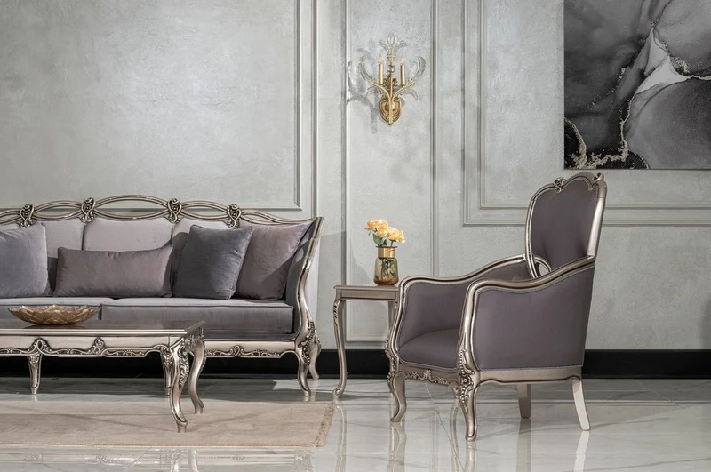 Casa Padrino Luxus Barock Wohnzimmer Sofa Grau / Silber - Handgefertigtes Barockstil Sofa mit dekorativen Kissen - Luxus Wohnzimmer Möbel im Barockstil - Barock Möbel - Edel & Prunkvoll