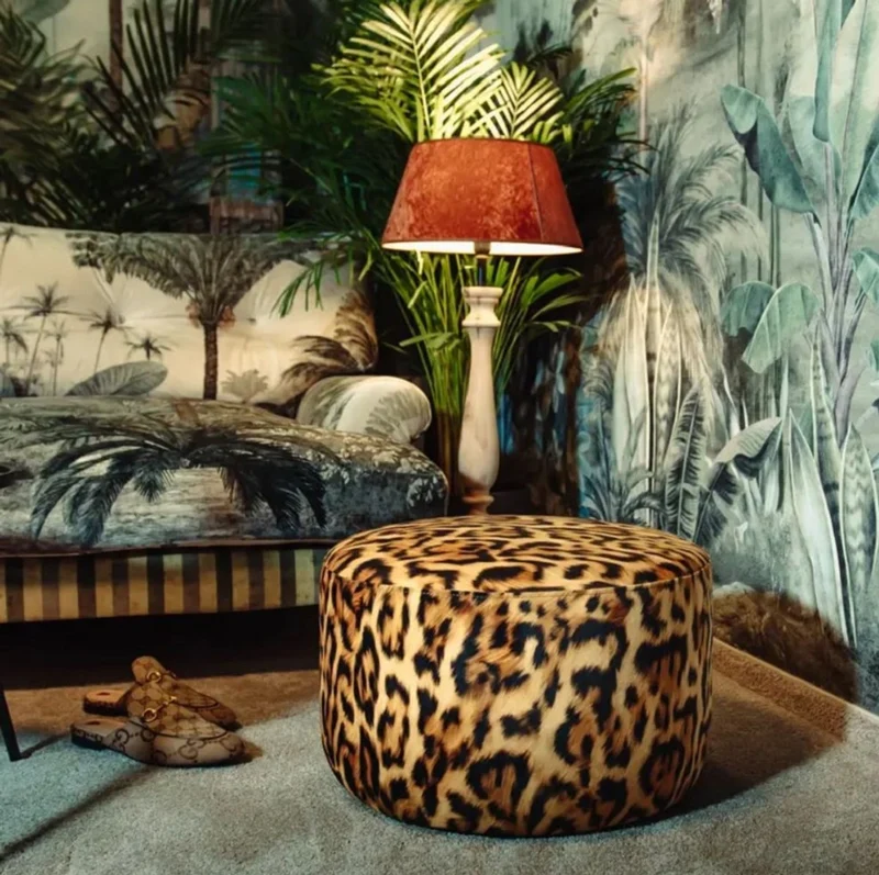 Casa Padrino Luxus Fußhocker mit Leopard Muster Ø 75 x H. 30 cm - Runder Samt Hocker - Wohnzimmer Möbel - Hotel Möbel - Luxus Möbel - Luxus Einrichtung