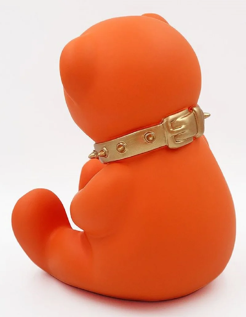 Casa Padrino Luxus Designer Dekofigur Teddybär mit Halsband Orange / Gold H. 31 cm - Kunstharz Deko Skulptur - Luxus Deko Figur - Designer Deko Figur - Luxus Accessoires