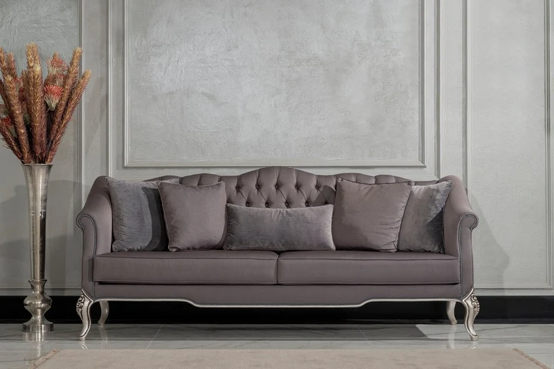 Casa Padrino Luxus Barock Wohnzimmer Sofa Grau / Silber - Handgefertigtes Barockstil Sofa mit dekorativen Kissen - Barock Möbel - Luxus Wohnzimmer Möbel im Barockstil - Edel & Prunkvoll