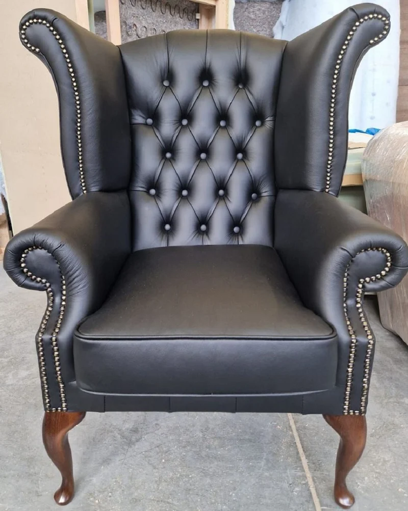 Casa Padrino Luxus Chesterfield Ohrensessel Schwarz / Dunkelbraun 98 x 90 x H. 110 cm - Echtleder Chesterfield Wohnzimmer Sessel - Wohnzimmer Möbel - Chesterfield Möbel - Luxus Leder Möbel