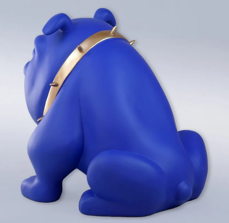 Casa Padrino Luxus Deko Figur Hund Bulldogge mit Halskette Blau / Gold H. 55 cm - Kunstharz Deko Skulptur - Wohnzimmer Deko - Luxus Deko Tierfigur