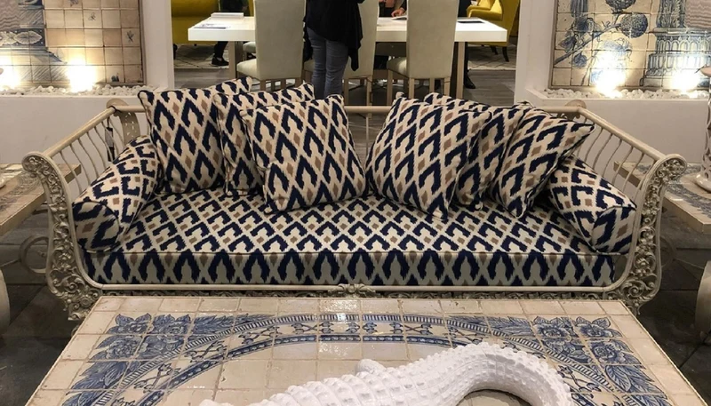 Casa Padrino Luxus Barock Schmiedeeisen Möbel Set Weiß / Blau / Gold - 1 Luxus Sofa & 2 Luxus Sessel & 1 Luxus Couchtisch - Wohnzimmer Möbel - Garten Möbel - Hotel Möbel - Luxus Barock Möbel