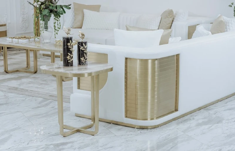 Casa Padrino Luxus Sofa Weiß / Gold 290 x 98 x H. 72 cm - Wohnzimmer Sofa - Hotel Sofa - Wohnzimmer Möbel - Wohnzimmer Einrichtung - Hotel Möbel - Luxus Möbel - Luxus Einrichtung