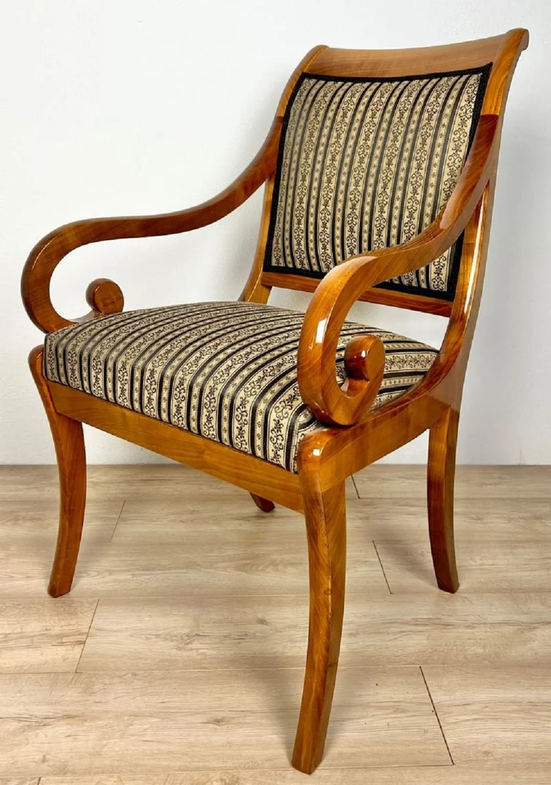 Casa Padrino Luxus Biedermeier Esszimmer Stuhl mit Armlehnen und Streifen Braun / Beige / Schwarz 60 x H. 95 cm - Massivholz Küchen Stuhl - Massivholz Esszimmer Möbel - Biedermeier Esszimmer Möbel