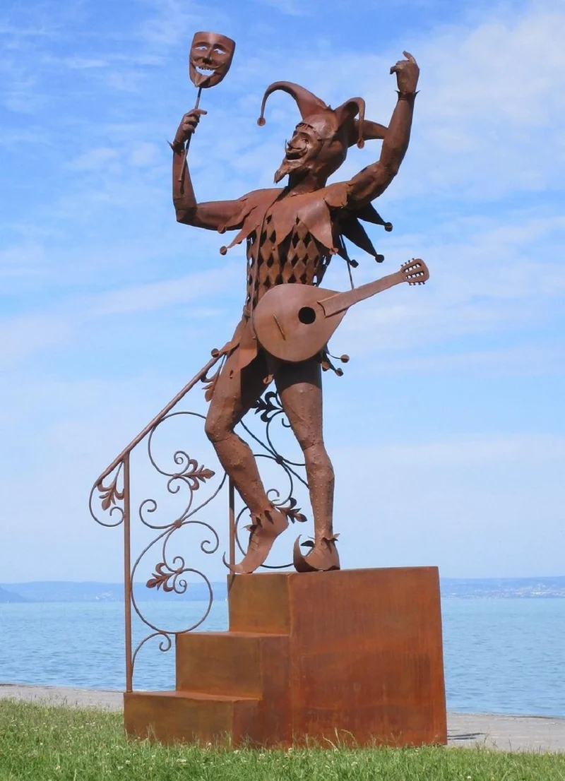 Casa Padrino Luxus Deko Narren Skulptur auf Treppe Rost 110 x 112 x H. 277 cm - Garten Deko Narrenfigur - Große Stahl Skulptur - Garten Skulpturen - Metall Skulpturen