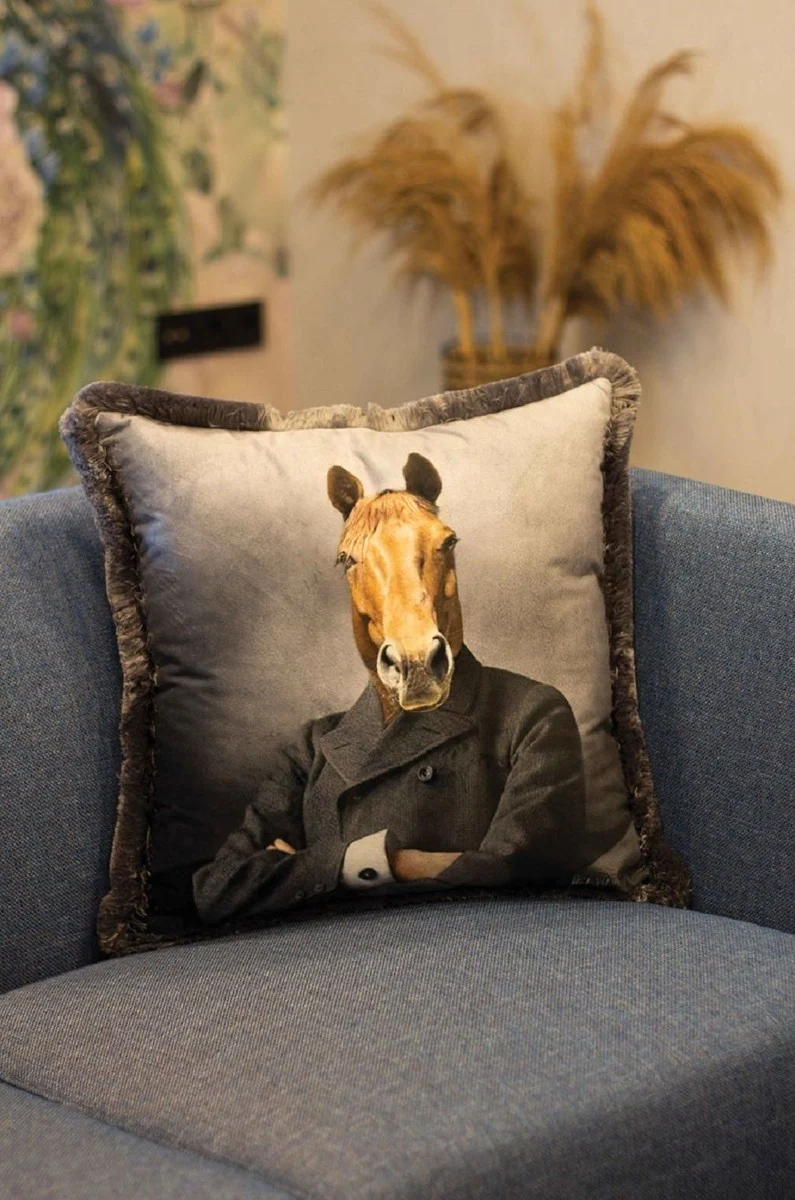 Casa Padrino Luxus Deko Kissen Gentleman Pferd Mehrfarbig 45 x 45 cm - Bedrucktes Samt Kissen mit Fransen - Luxus Deko Accessoires