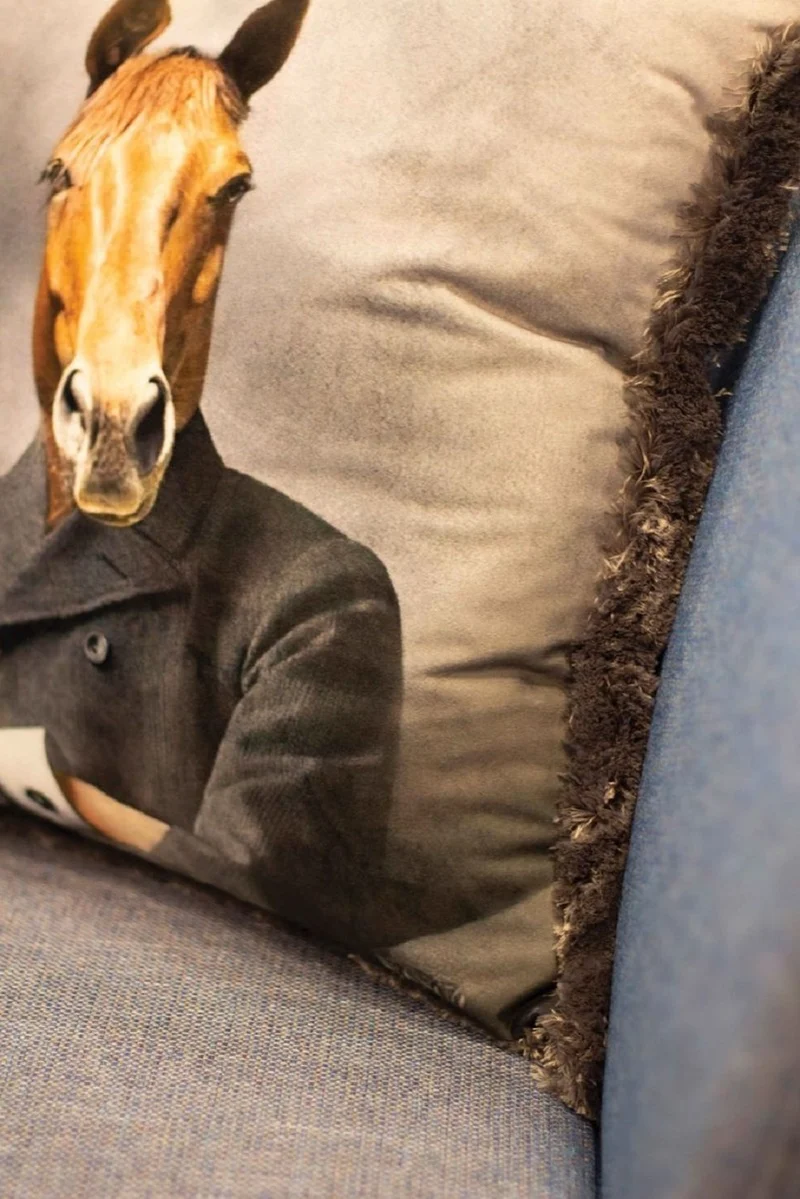 Casa Padrino Luxus Deko Kissen Gentleman Pferd Mehrfarbig 45 x 45 cm - Bedrucktes Samt Kissen mit Fransen - Luxus Deko Accessoires
