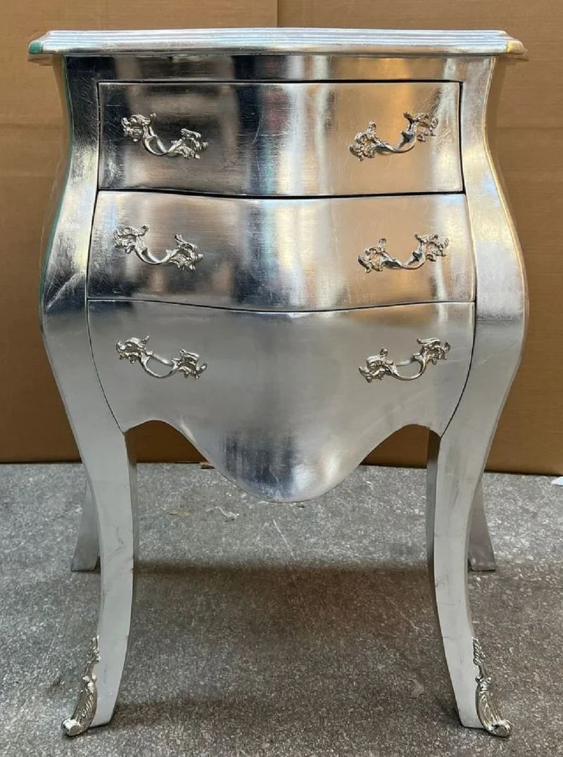 Casa Padrino Barock Nachtkommode Silber - Handgefertigte Barockstil Kommode mit 3 Schubladen - Barock Möbel - Schlafzimmer Möbel im Barockstil - Edel & Prunkvoll