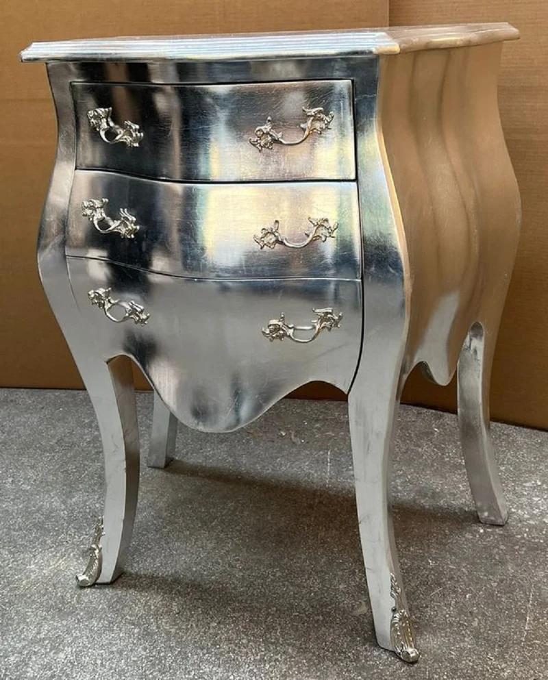 Casa Padrino Barock Nachtkommode Silber - Handgefertigte Barockstil Kommode mit 3 Schubladen - Barock Möbel - Schlafzimmer Möbel im Barockstil - Edel & Prunkvoll