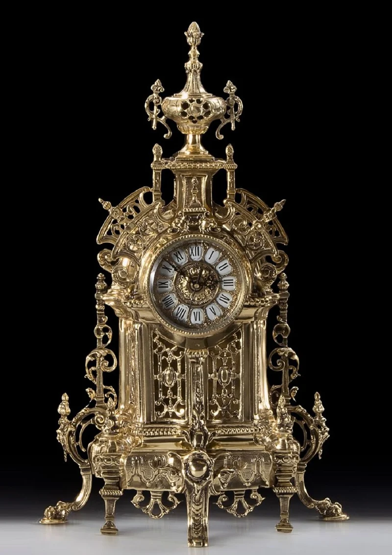 Casa Padrino Luxus Barock Tischuhr Gold 35 x H. 57 cm - Handgefertigte Bronze Uhr im Barockstil - Barock Schreibtischuhr - Barock Schreibtisch Deko - Barock Deko Accessoires - Barockstil Uhren