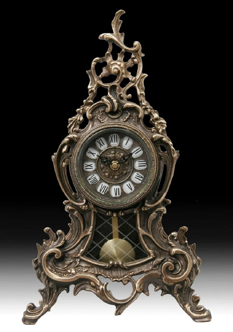 Casa Padrino Luxus Barock Tischuhr 26 x H. 42 cm - Handgefertigte Bronze Uhr im Barockstil - Barock Schreibtischuhr - Barock Schreibtisch Deko - Barock Deko Accessoires - Barockstil Uhren