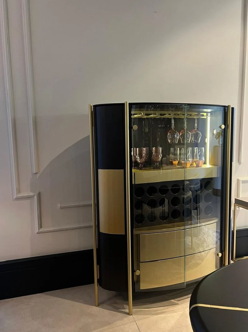 Casa Padrino Luxus Barschrank Dunkelbraun / Messing 128 x 47 x H. 150 cm - Beleuchteter Massivholz Weinschrank mit 4 Türen - Wohnzimmer Möbel - Bar Möbel - Hotel Möbel - Luxus Kollektion