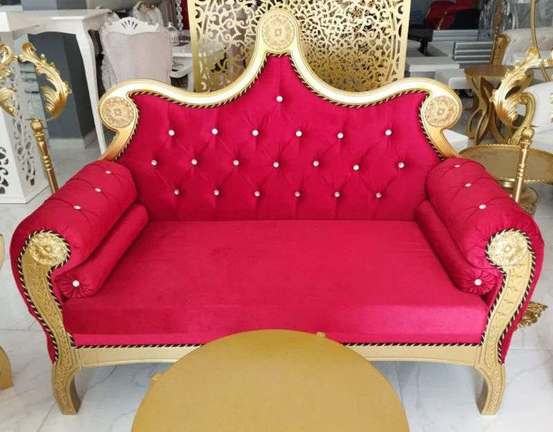 Casa Padrino Luxus Barock Sofa Rot / Gold - Handgefertigtes Massivholz Wohnzimmer Sofa mit edlem Samtstoff und Glitzersteinen - Barock Möbel - Edel & Prunkvoll