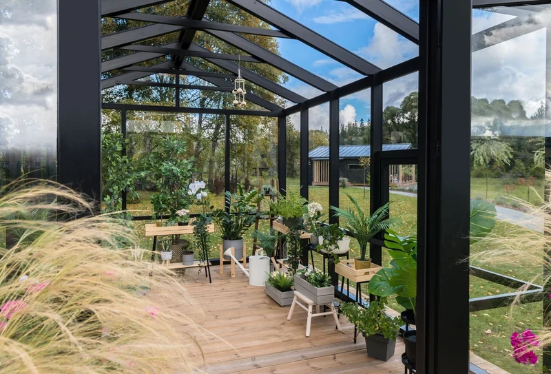 Casa Padrino Luxus Gartenhaus Schwarz 400 x 300 x H. 276,2 cm - Massivholz Garten Haus mit Glasfenstern und Glastüren - Gewächshaus - Luxus Gartenhäuser - Luxus Gewächshäuser