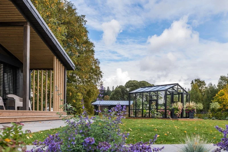 Casa Padrino Luxus Gartenhaus Schwarz 400 x 300 x H. 276,2 cm - Massivholz Garten Haus mit Glasfenstern und Glastüren - Gewächshaus - Luxus Gartenhäuser - Luxus Gewächshäuser