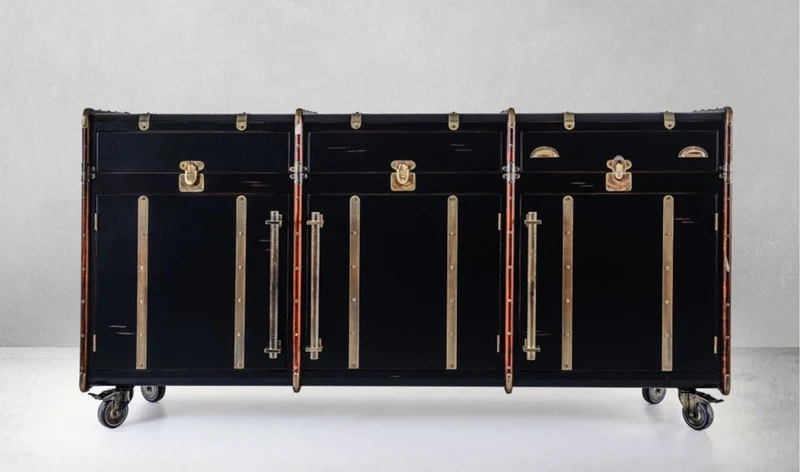Casa Padrino Luxus Sideboard in Koffer Optik Schwarz / Braun / Messing 200 x 48 x H. 101 cm - Massivholz Kofferschrank mit Rollen - Büro Schrank - Wohnzimmer Schrank - Luxus Möbel