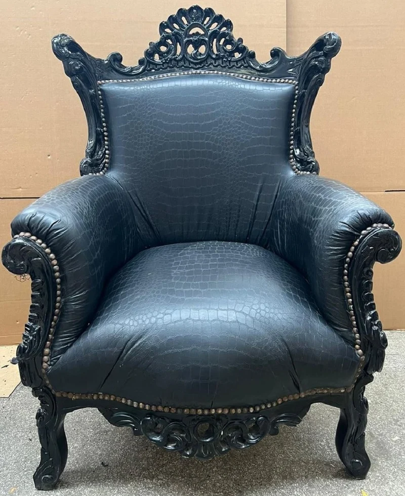 Casa Padrino Barock Sessel Al Capone Schwarz - Handgefertigter Antik Stil Wohnzimmer Sessel mit edlem Kunstleder in Kroko Optik - Barock Wohnzimmer Möbel