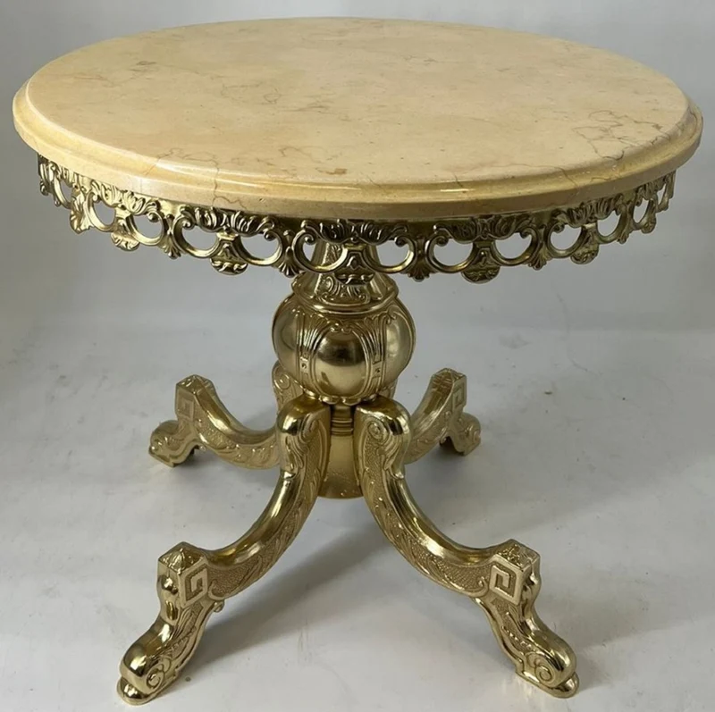 Casa Padrino Luxus Barock Beistelltisch Creme / Gold Ø 60 x H. 48 cm - Runder Messing Tisch mit Marmorplatte - Luxus Möbel im Barockstil - Barock Möbel - Luxus Qualität - Made in Italy