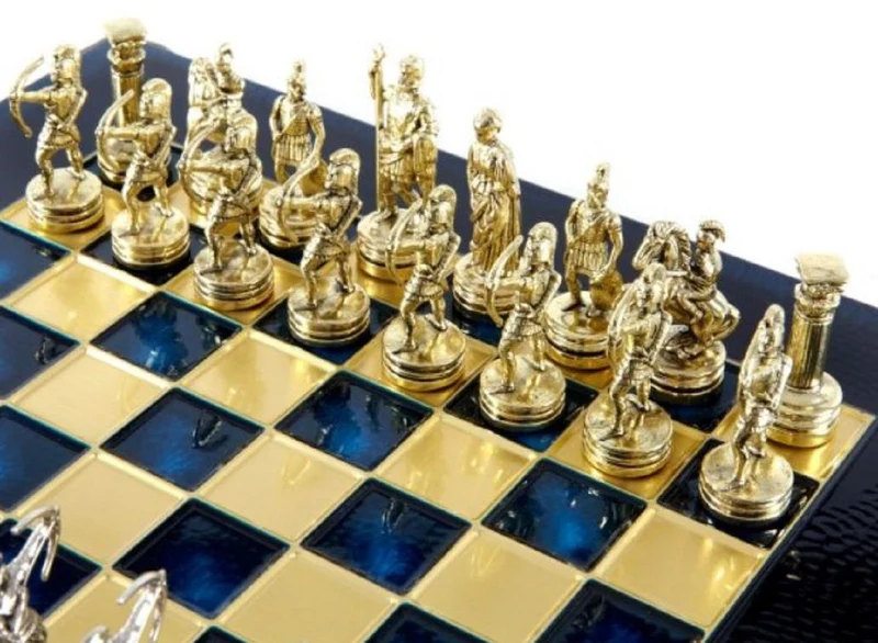 Casa Padrino Luxus Schach Set Schwarz / Blau / Gold / Silber / Messing 28 x 28 cm - Römisches Schachspiel - Handbemaltes Messing Schachbrett mit Metall Schachfiguren - Luxus Deko Accessoires