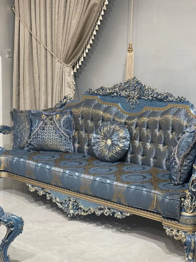 Casa Padrino Luxus Barock Sofa Blau / Gold - Prunkvolles Wohnzimmer Sofa mit elegantem Muster - Barockstil Wohnzimmer Möbel - Luxus Möbel im Barockstil - Edel & Prunkvoll