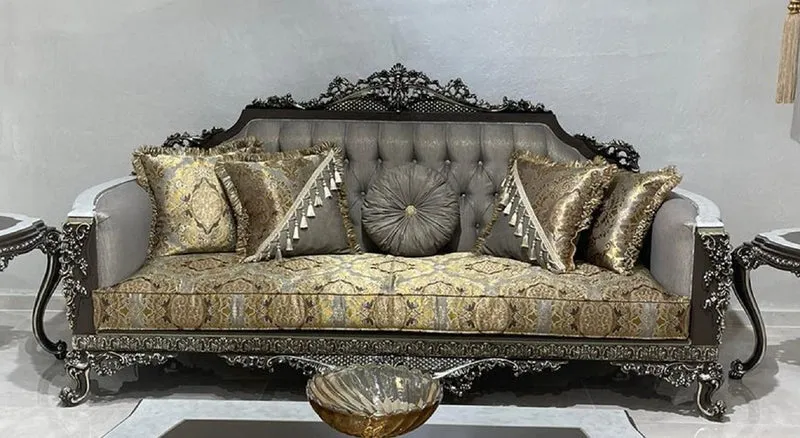 Casa Padrino Luxus Barock Sofa Silber / Gold / Weiß / Schwarz / Silber - Prunkvolles Wohnzimmer Sofa - Barockstil Wohnzimmer Möbel - Luxus Möbel im Barockstil - Edel & Prunkvoll