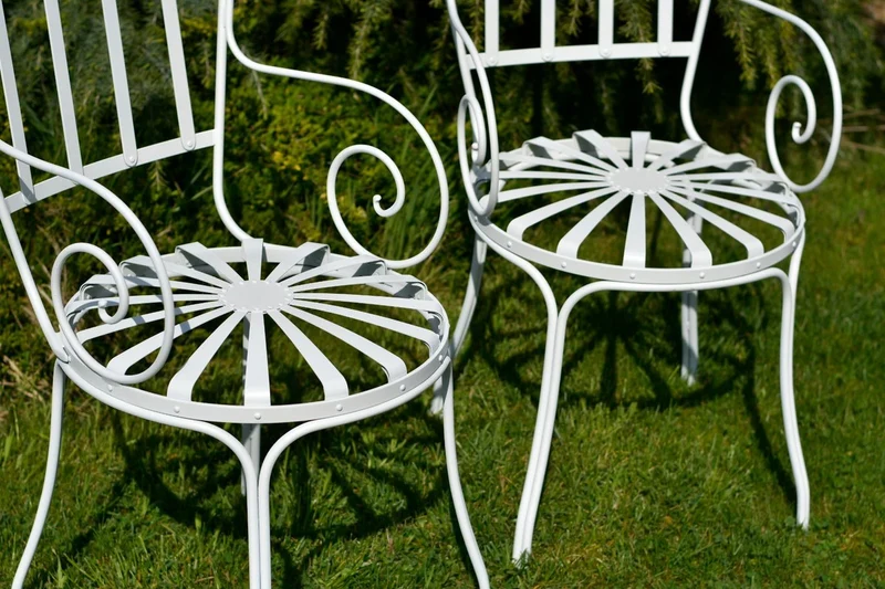 Casa Padrino Jugendstil Garten Stuhl 4er Set Weiß 47 x 47 x H. 94 cm - Handgefertigte Schmiedeeisen Stühle mit Armlehnen - Nostalgische Schmiedeeisen Garten & Terrassen Möbel