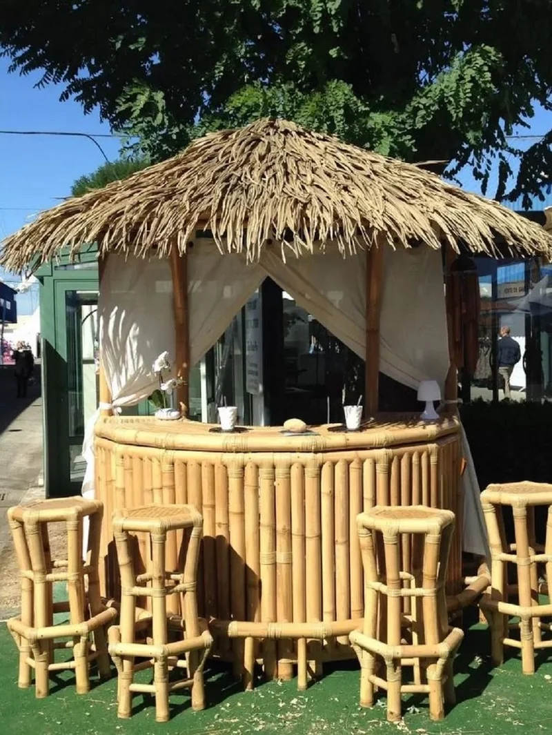 Casa Padrino Luxus Bambus Gartenbar Set Naturfarben 200 x 100 x H. 270 cm - 1 Halbrunde Cocktailbar mit Dach & 4 Barhocker - Garten Möbel - Bambus Möbel