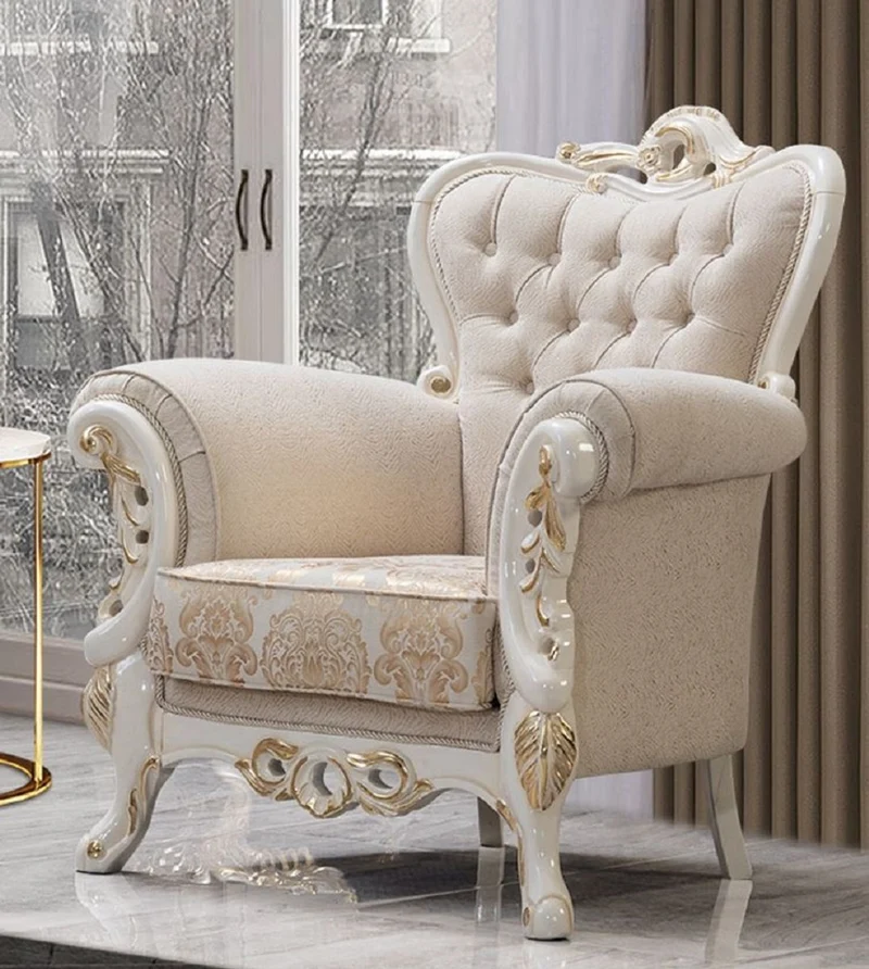 Casa Padrino Luxus Barock Sessel Weiß / Gold - Prunkvoller Wohnzimmer Sessel mit elegantem Muster - Luxus Wohnzimmer Möbel im Barockstil - Barock Möbel - Barock Einrichtung