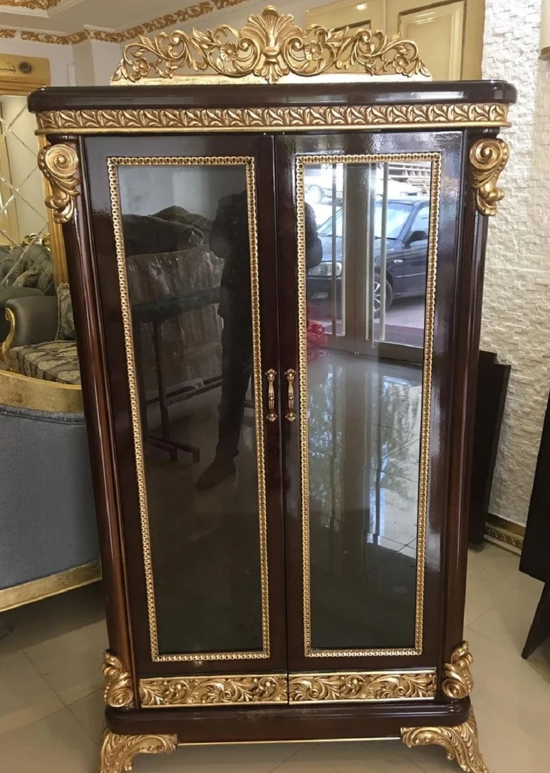 Casa Padrino Luxus Barock Bücherschrank Dunkelbraun / Gold - Prunkvoller Massivholz Schrank mit 2 Glastüren - Handgefertigte Barock Büro Möbel - Edel & Prunkvoll