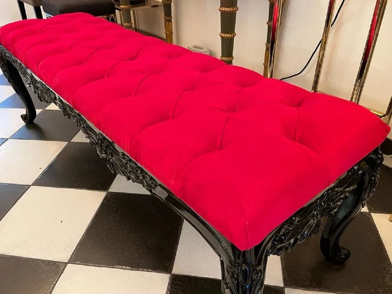 Casa Padrino Barock Sitzbank Rot / Schwarz - Gepolsterte Massivholz Bank mit edlem Samtstoff und Glitzersteinen - Handgefertigte Barock Möbel - Edel & Prunkvoll