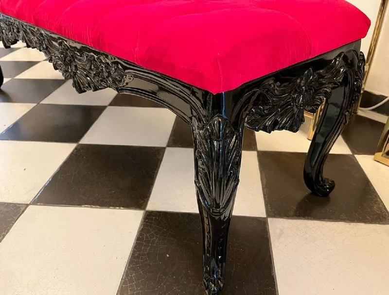 Casa Padrino Barock Sitzbank Rot / Schwarz - Gepolsterte Massivholz Bank mit edlem Samtstoff und Glitzersteinen - Handgefertigte Barock Möbel - Edel & Prunkvoll