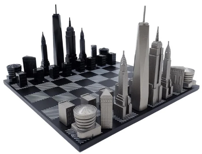 Casa Padrino Luxus Schach Set Schwarz / Weiß / Grau 38 x 38 cm - New York Skyline Schachspiel - Holz Schachbrett mit Edelstahl Schachfiguren - Luxus Deko Accessoires