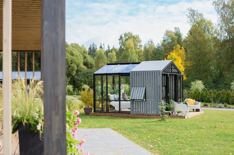 Casa Padrino Luxus Gartenhaus Schwarz / Grau 400 x 300 x H. 276,2 cm - Massivholz Garten Haus mit Glasfenstern und Glastüren - Gewächshaus - Luxus Gartenhäuser - Luxus Gewächshäuser