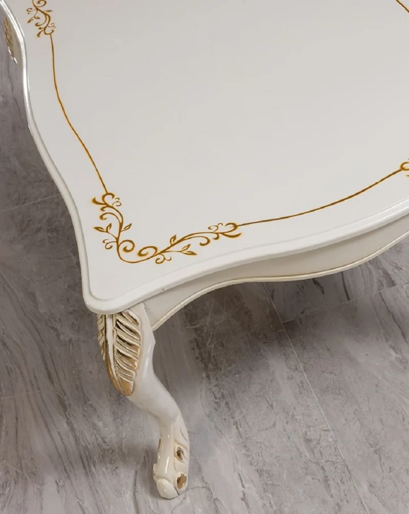 Casa Padrino Luxus Barock Wohnzimmer Set Weiß / Gold - 2 Barock Sofas & 2 Barock Sessel & 1 Barock Couchtisch - Luxus Wohnzimmer Möbel im Barockstil - Barock Möbel - Edel & Prunkvoll