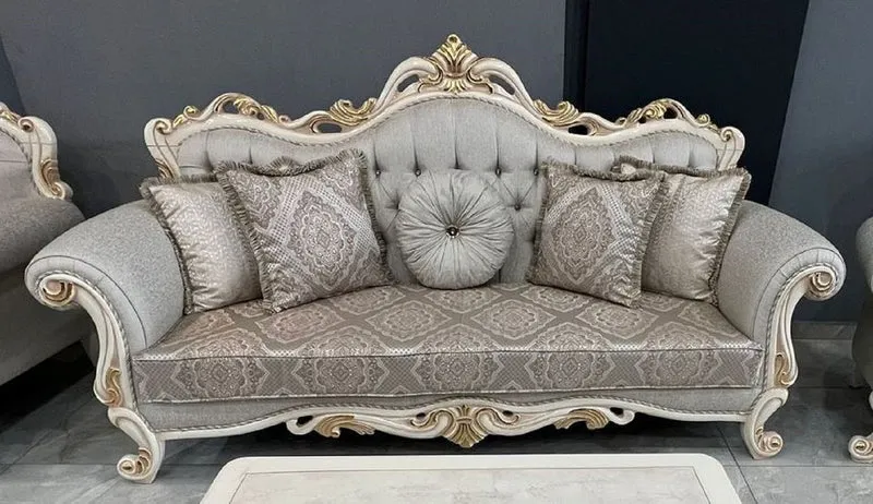 Casa Padrino Luxus Barock Sofa Grau / Weiß / Gold - Prunkvolles Wohnzimmer Sofa mit Glitzersteinen - Barockstil Wohnzimmer Möbel - Luxus Möbel im Barockstil - Edel & Prunkvoll