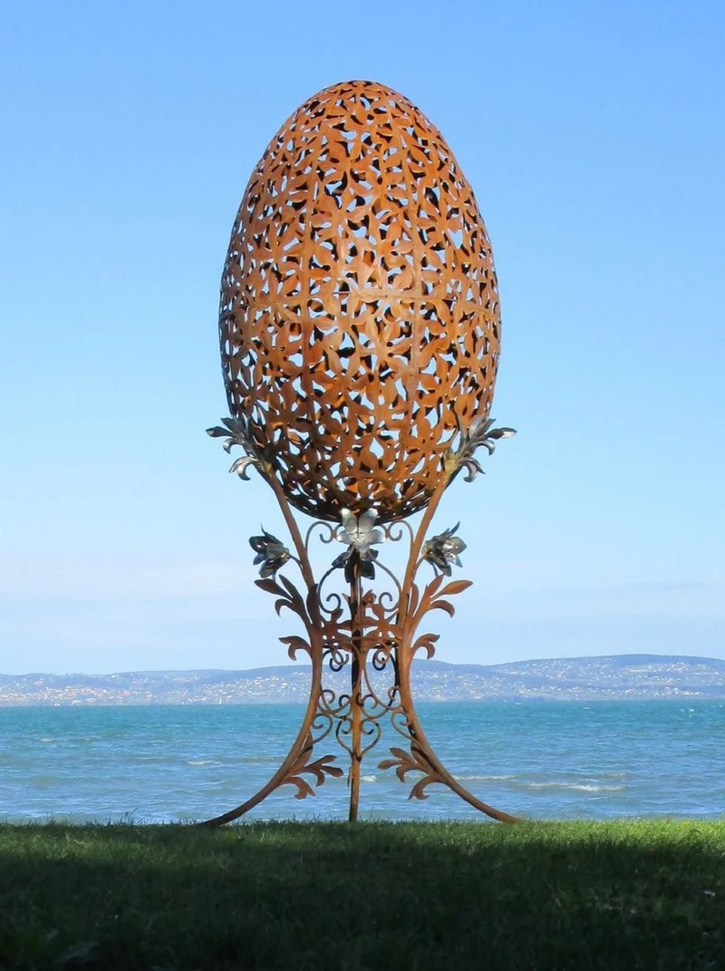 Casa Padrino Luxus Barock XXL Stahl Garten Skulptur Ei Rost / Silber 107 x 95 x H. 200 cm - Riesige XXL Garten Deko - Luxus Outdoor Deko - Luxus Garten Deko Accessoires