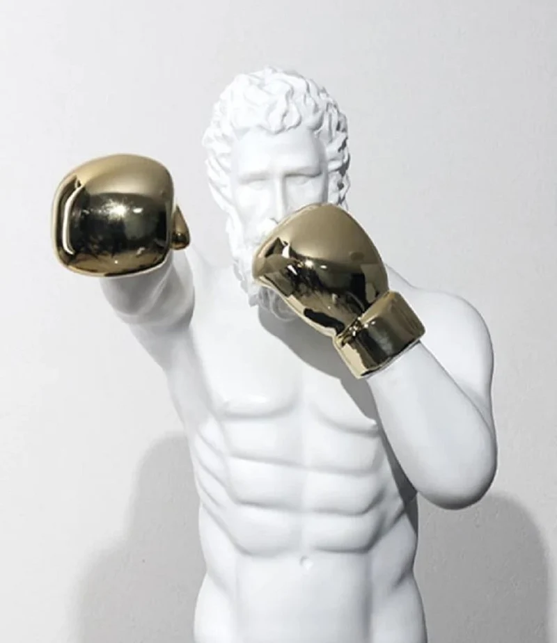 Casa Padrino Luxus Designer Deko Skulptur Boxer Weiß / Gold / Schwarz 31 x 52 x H. 56 cm - Kunstharz Deko Figur mit Sockel - Wohnzimmer Deko - Luxus Designer Deko Accessoires - Luxus Qualität