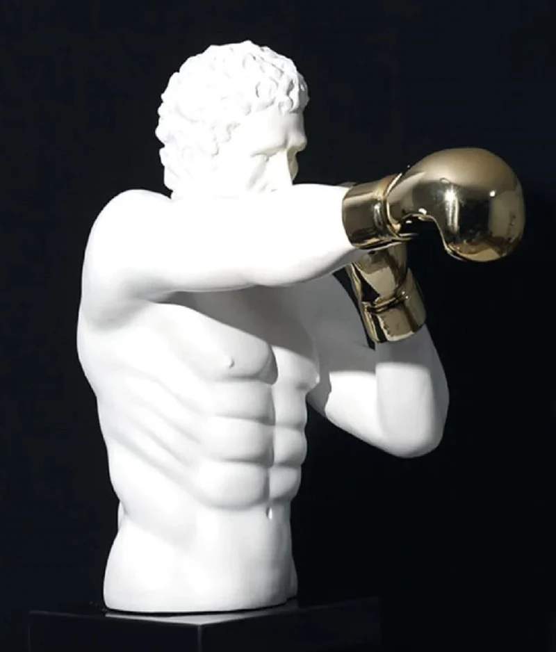 Casa Padrino Luxus Designer Deko Skulptur Boxer Weiß / Gold / Schwarz 31 x 52 x H. 56 cm - Kunstharz Deko Figur mit Sockel - Wohnzimmer Deko - Luxus Designer Deko Accessoires - Luxus Qualität