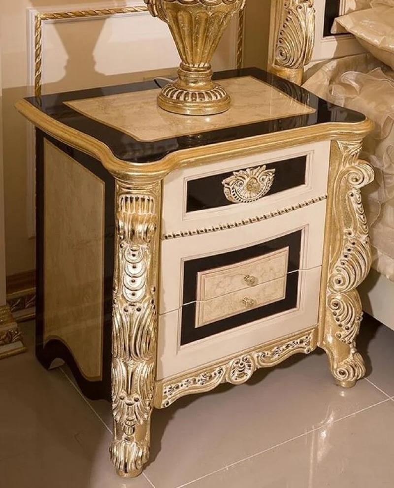Casa Padrino Luxus Barock Nachtkommode Weiß / Beige / Schwarz / Gold - Prunkvoller Barockstil Nachttisch mit 3 Schubladen - Luxus Schlafzimmer Möbel im Barockstil - Barock Möbel - Barock Interior