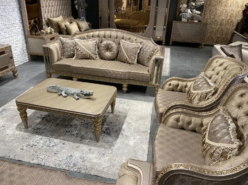 Casa Padrino Luxus Barock Wohnzimmer Set Gold / Grau / Gold - 2 Barock Sofas & 2 Barock Sessel & 1 Barock Couchtisch - Luxus Wohnzimmer Möbel im Barockstil - Barock Möbel - Edel & Prunkvoll