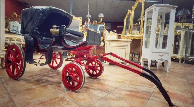 Casa Padrino Barock Kinder Pferdekutsche Schwarz / Rot - Prunkvolle Kinder Kutsche im Barockstil - Handgfertigte Barockstil Kutsche - Barock Deko Accessoires - Barock Möbel - Edel & Prunkvoll