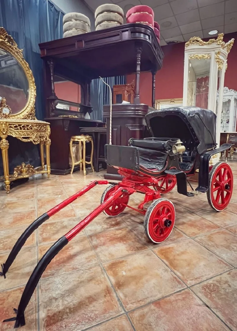 Casa Padrino Barock Kinder Pferdekutsche Schwarz / Rot - Prunkvolle Kinder Kutsche im Barockstil - Handgfertigte Barockstil Kutsche - Barock Deko Accessoires - Barock Möbel - Edel & Prunkvoll