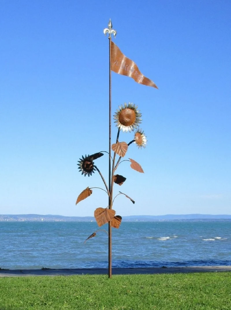 Casa Padrino Luxus XXL Garten Skulptur Sonnenblumen mit Flagge Rost / Silber 95 x 75 x H. 290 cm - Riesige XXL Garten Deko - Luxus Outdoor Deko - Luxus Garten Deko Accessoires